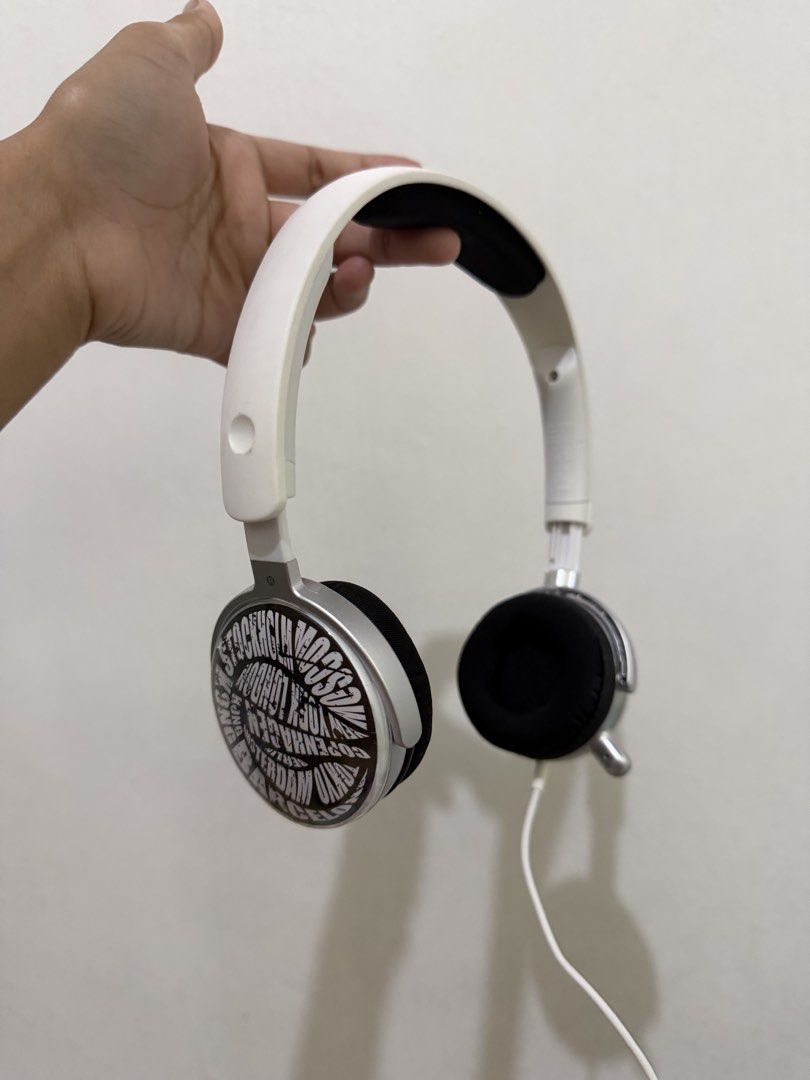 Philips SHM7110U headphones (Category: Headphones & Headsets) located in Calamba. Submitted by xjaerniisz (Listing ID 1451170454, Image 1). Description: Desc: - Includes a splitter adapter - Comes with a decorative paper - barely used it - no box Guidelines: - Payment first policy - Buyer will shoulder shipping fee - MOP: GCASH 📍Calamba .