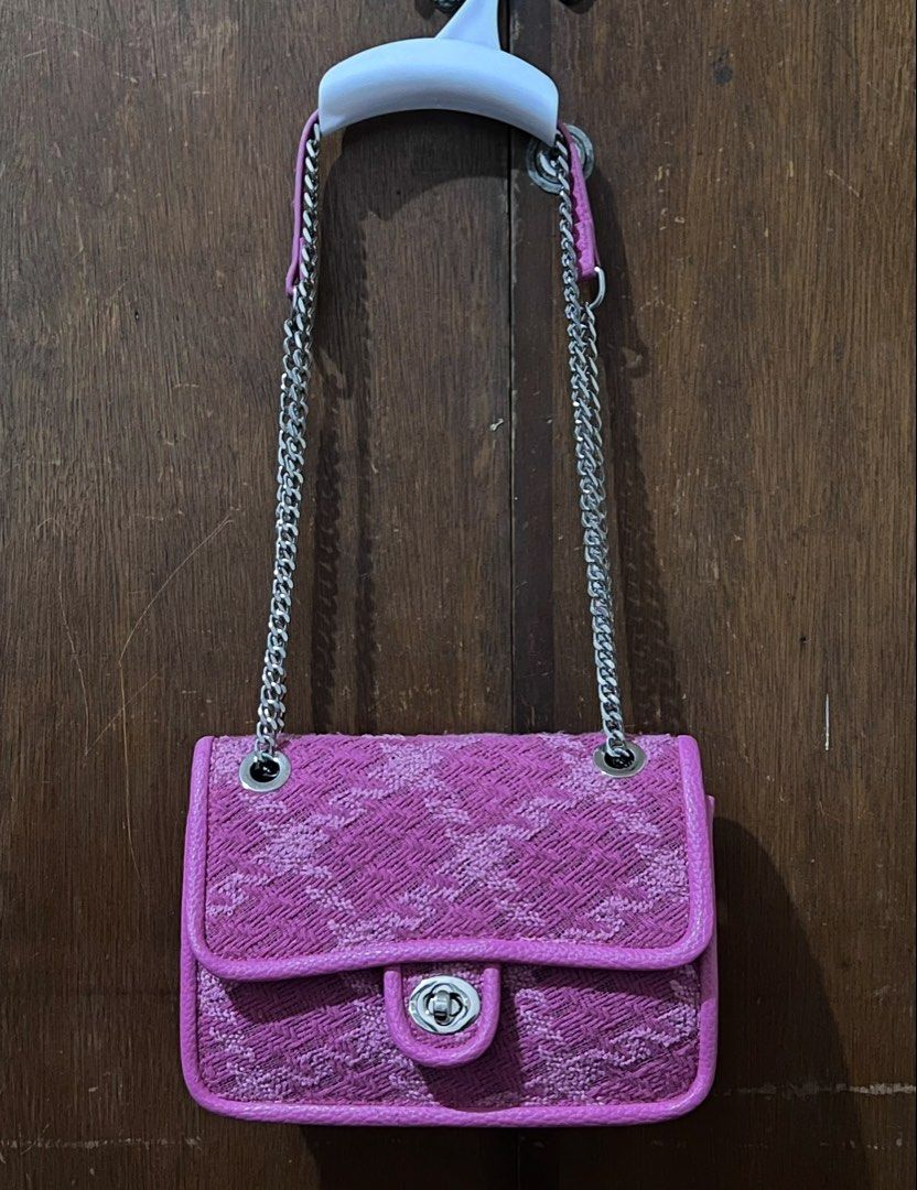 Pink Plaid Chained Shoulder/Crossbody Bag (Category: Shoulder Bags) located in Manila. Submitted by ionaxxi (Listing ID 1451296706, Image 2). Description: - Color: Pink - Silver hardware - Velvet Interior - Condition: 8/10 - Rfs: decluttering Location: Manila Shipping: Lalamove or Jnt Payment Method: Gcash, BPI, and Maya .