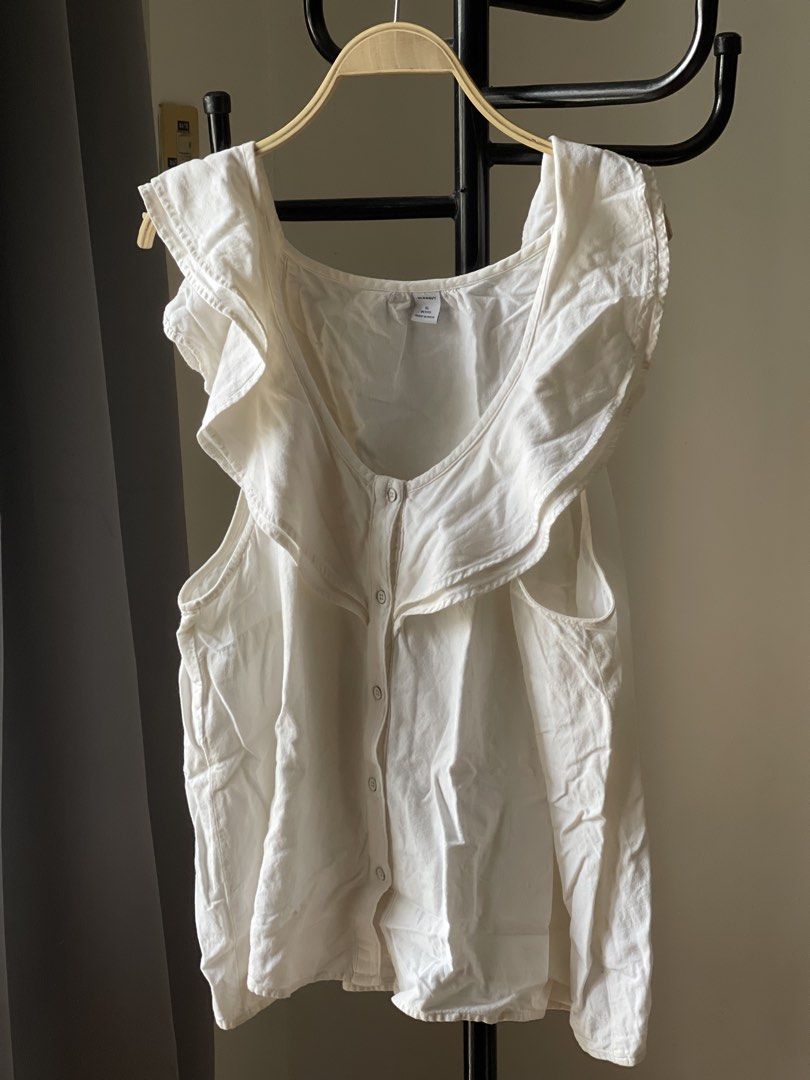 PLUS SIZE Old Navy XL Petite White Ruffle Button-Up Top (Category: Blouses) located in Pasay City. Submitted by theclutterfree (Listing ID 1451160517, Image 1). Description: - Brand: Old Navy - Size: XL Petite - Features: Ruffled neckline, front buttons, sleeveless - Origin: Made in India - Style: Versatile for casual or dressed-up looks.