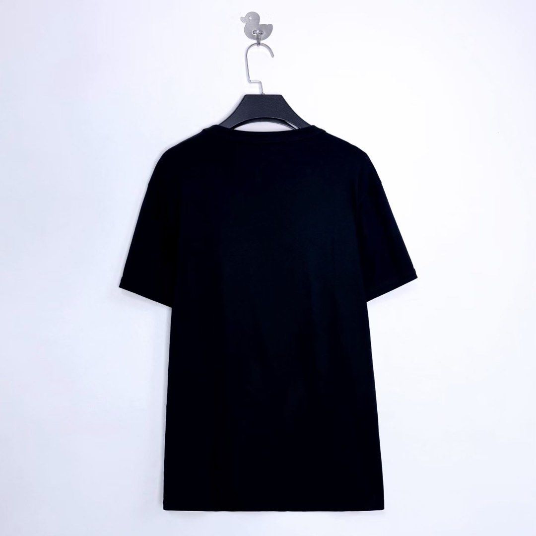 由 wd.select (刊登 ID 1451157652，圖片 3) 提交，位於 桃園市 (Taoyuan) 的 Prada 鐵牌短袖 (類別：精品服飾)，說明：*商品約五至七天到台 *保證正品歡迎驗貨 *精品代購 【商品】: 鐵牌短袖 【狀況】: 如圖 【尺寸】: L 【價格】: 14880 【備註】：匯款後7-11店到店+60。