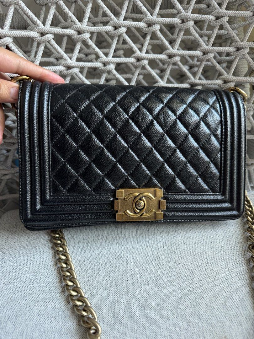 Pre-owned Boy Chanel （分類：手袋及銀包）位於 Hong Kong。 由 lovefashionanywhere 提交（商品編號 1451174721，圖片 2）。簡介： Pre-owned Chanel boy in good condition black color and medium size. Note: This is from secondhand market (unverified brand off) so please manage of your expectations, feel free to check near my place if you are not sure to buy it thank you.。
