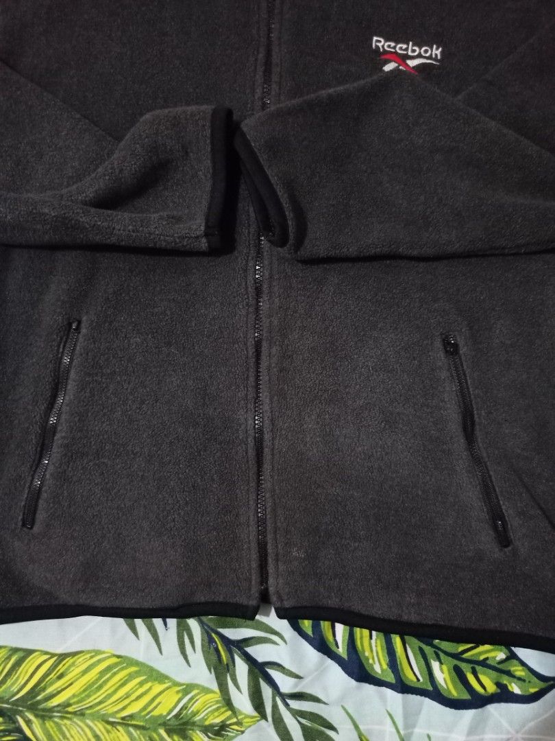 Reebok Zip Up Fleece Jacket (Category: Coats, Jackets and Outerwear) located in Mangaldan. Submitted by harrapotter (Listing ID 1451281055, Image 3). Description: WIDTH 21 LENGTH 27 ISSUE: MISSING YUNG HILAAN NG ZIP PERO WORKING NAMAN.