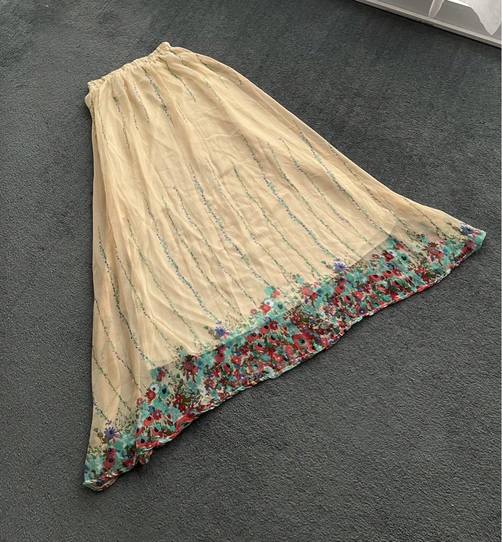 Rok panjang krem Vintage bunga (Kategori: Gaun & Rok) berada di Bandung. Dikirim oleh lovelyshoppingday (ID iklan 1451251906, Gambar 1). Deskripsi: LP 56-86cm PJ 105cm.