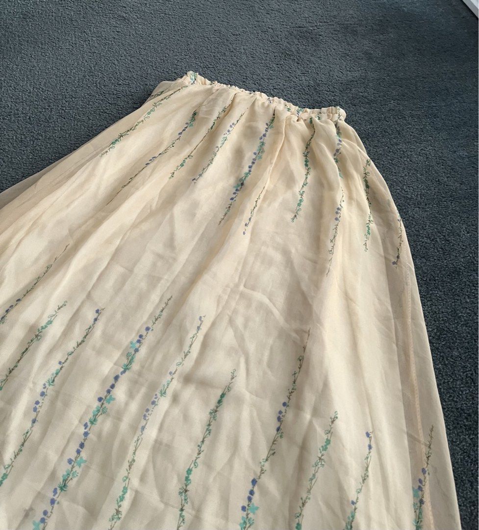 Rok panjang krem Vintage bunga (Kategori: Gaun & Rok) berada di Bandung. Dikirim oleh lovelyshoppingday (ID iklan 1451251906, Gambar 2). Deskripsi: LP 56-86cm PJ 105cm.