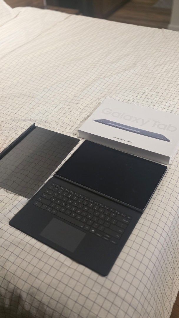 Samsung S10 Ultra 256gb (Category: Android) located in Manila. Submitted by louisejsnts (Listing ID 1451306049, Image 1). Description: like new, complete inclusions with the unused cable charger, keyboard plus additional privacy screen bought separately..