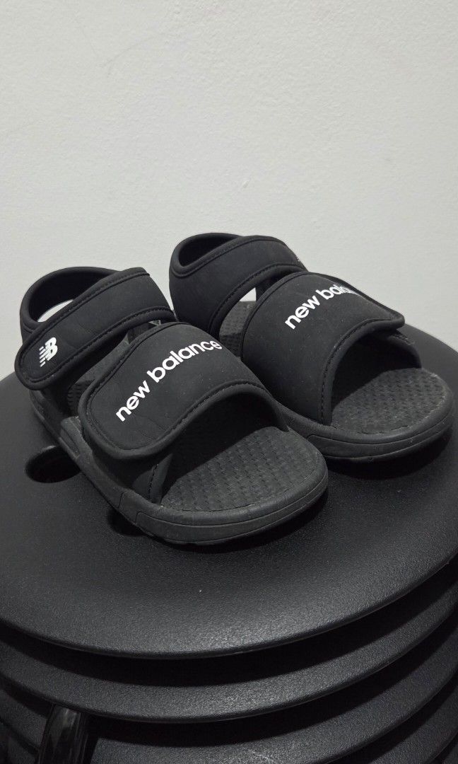 Sepatu Sandal Anak New Balance All Black Size US 13 (Kategori: Orang Tua, Bayi & Anak - Lainnya) berada di Tangerang. Dikirim oleh clutterneedshome (ID iklan 1451279187, Gambar 1). Deskripsi: Sepatu sandal Original New Balance. Ringan, gampang lepas pasangnya. Size US 13/UK 12.5/EU 31/CM 18.5. No minus, cuma perlu dicuci aja 😉.