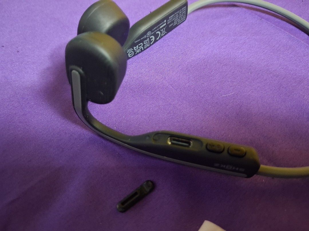 Shokz Openmove Bone Conduction (Category: Headphones & Headsets) located in Makati City. Submitted by alexshhah84730 (Listing ID 1451132317, Image 3). Description: - Issue: Natanggal sa pagkadikit ung cover ng charging pero nakakabit pa rin - Includes grey carrying pouch - Includes USB charging cable RFS: Done jogging era LAST PRICE.