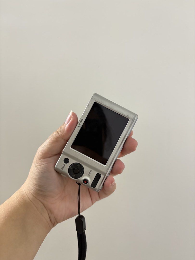 SONY CYBERSHOT DSC-W800 IN SILVER (Category: Cameras) located in Manila. Submitted by _msdjuls (Listing ID 1451303518, Image 2). Description: ౨ৎ ⋆｡SONY CYBERSHOT DSC-W800 IN SILVER 6,899 fixed + sf NO ISSUES! ✨20 megapixels ✨5x optical zoom ✨crisp and clear output ✨fully functional (flash,zoom,all button, video) ˚.🎀༘⋆inclusions ♡unit ♡battery ♡charger ♡strap ♡sd card ♡pouch 📮 This is a preloved camera, so please manage your expectations.This it