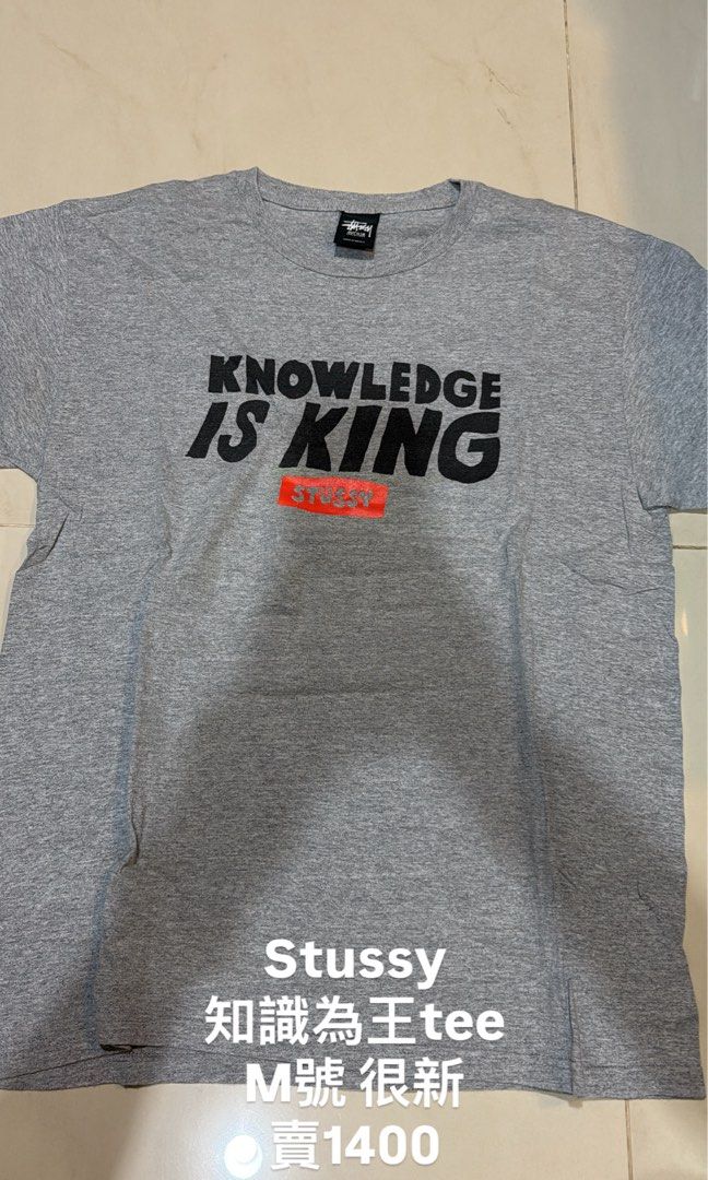 由 ill_mo (刊登 ID 1451150828，圖片 1) 提交，位於 台北市 (Taipei) 的 Stussy knowledge is king 短tee M size (類別：T恤、Polo衫)，說明：少穿 便宜賣 1400。