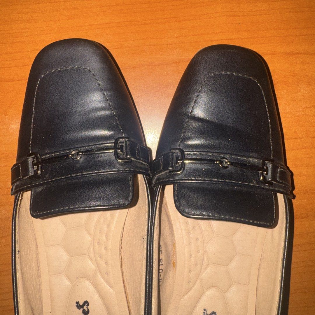 Tendertoes Black School Shoes (Category: Flats & Sandals) located in Makati City. Submitted by prelovedbyj02 (Listing ID 1451217503, Image 3). Description: - Brand: Tendertoes - Size: 39 - Color: Black - Issues: With slight creasing.