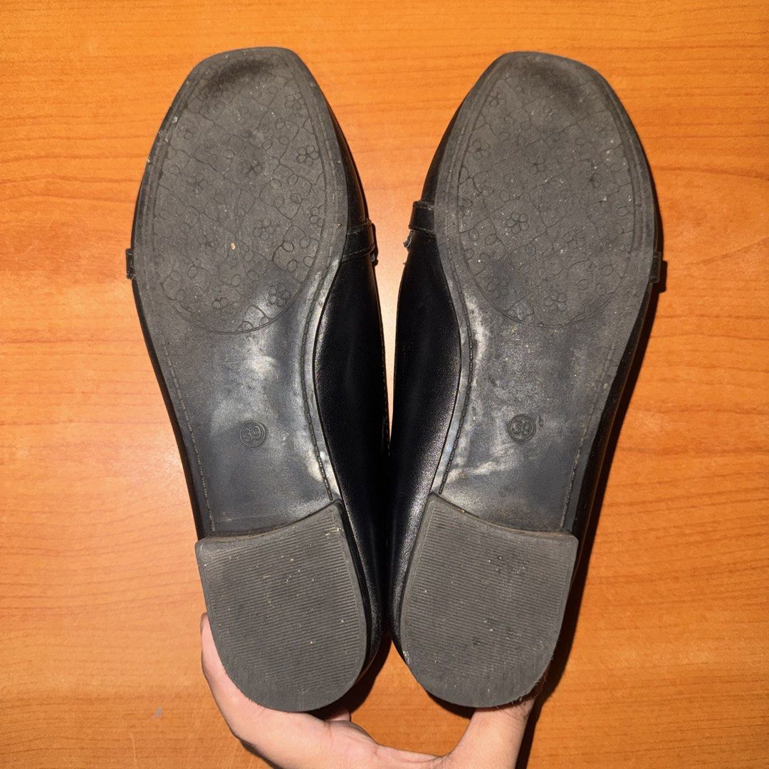 Tendertoes Black School Shoes (Category: Flats & Sandals) located in Makati City. Submitted by prelovedbyj02 (Listing ID 1451217503, Image 2). Description: - Brand: Tendertoes - Size: 39 - Color: Black - Issues: With slight creasing.