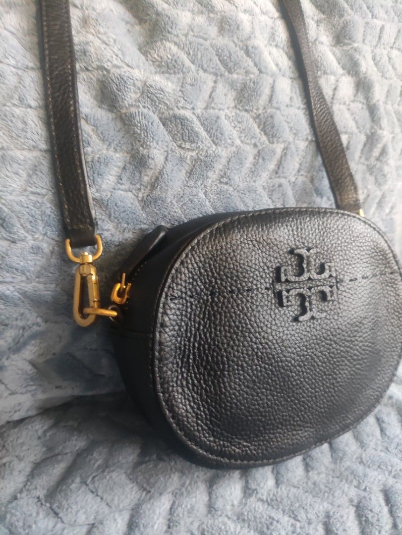 Tory Burch Black Leather Sling Bag (Category: Luxury Bags & Wallets) located in Cainta. Submitted by kluxurychoices (Listing ID 1451286639, Image 2). Description: Tory Burch Bag very nice in actual U.S bought.