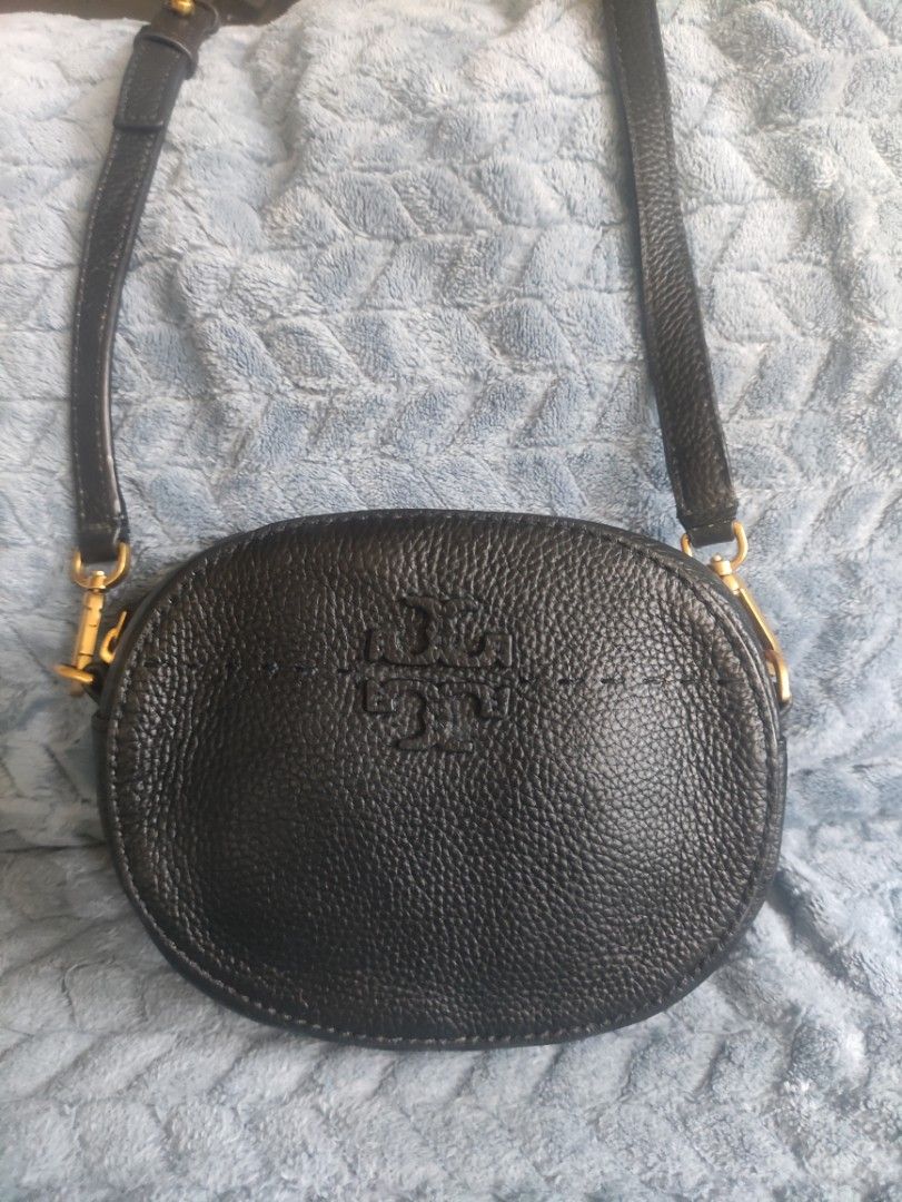 Tory Burch Black Leather Sling Bag (Category: Luxury Bags & Wallets) located in Cainta. Submitted by kluxurychoices (Listing ID 1451286639, Image 1). Description: Tory Burch Bag very nice in actual U.S bought.