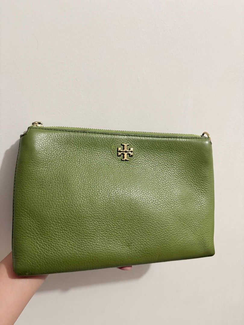 Tory Burch Green Leather Clutch Bag (Category: Luxury Bags & Wallets) located in San Pedro. Submitted by welloved.325 (Listing ID 1451314758, Image 1). Description: - Authentic Tory Burch clutch - Beautiful green pebbled leather - Iconic gold Tory Burch logo emblem - Secure zipper top closure - Ideal size for carrying your essentials.