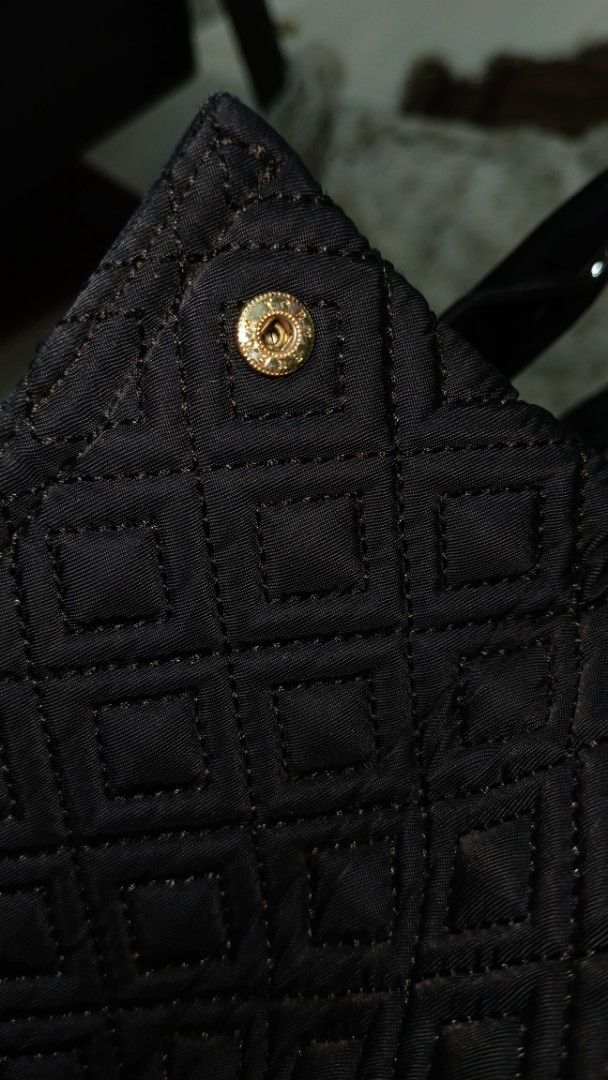 Tory Burch Quilted Tote Bag Black (Category: Luxury Bags & Wallets) located in Manila. Submitted by samutsari_19 (Listing ID 1451259045, Image 3). Description: - Navy blue Tory Burch tote bag - Quilted design with patent leather trim and handles - Interior zip and slip pockets - Gold hardware details - Secure snap closure on top - Ideal for everyday use.