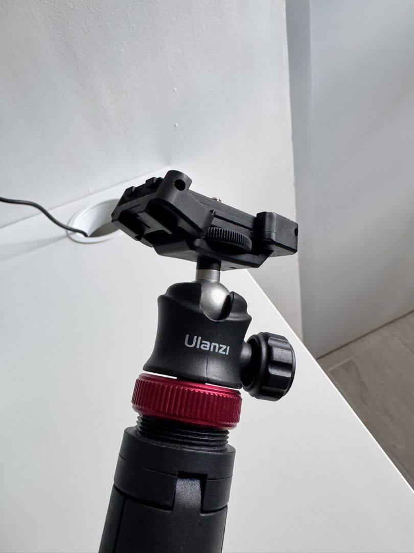 Ulanzi MT-44 3-Section Extendable Folding Vlog Tripod, Camera Phone Mount (Category: Tripods & Monopods) located in Batangas. Submitted by vybxx (Listing ID 1451209212, Image 2). Description: - good as new - easy extend from 13"/340mm to 59"/1500mm which is longer than similar tripod on the market. Just rotate the lock knob and extend at a certain height where you want to meet your different shooting needs - no remote Ship via J&T + 90 sf.