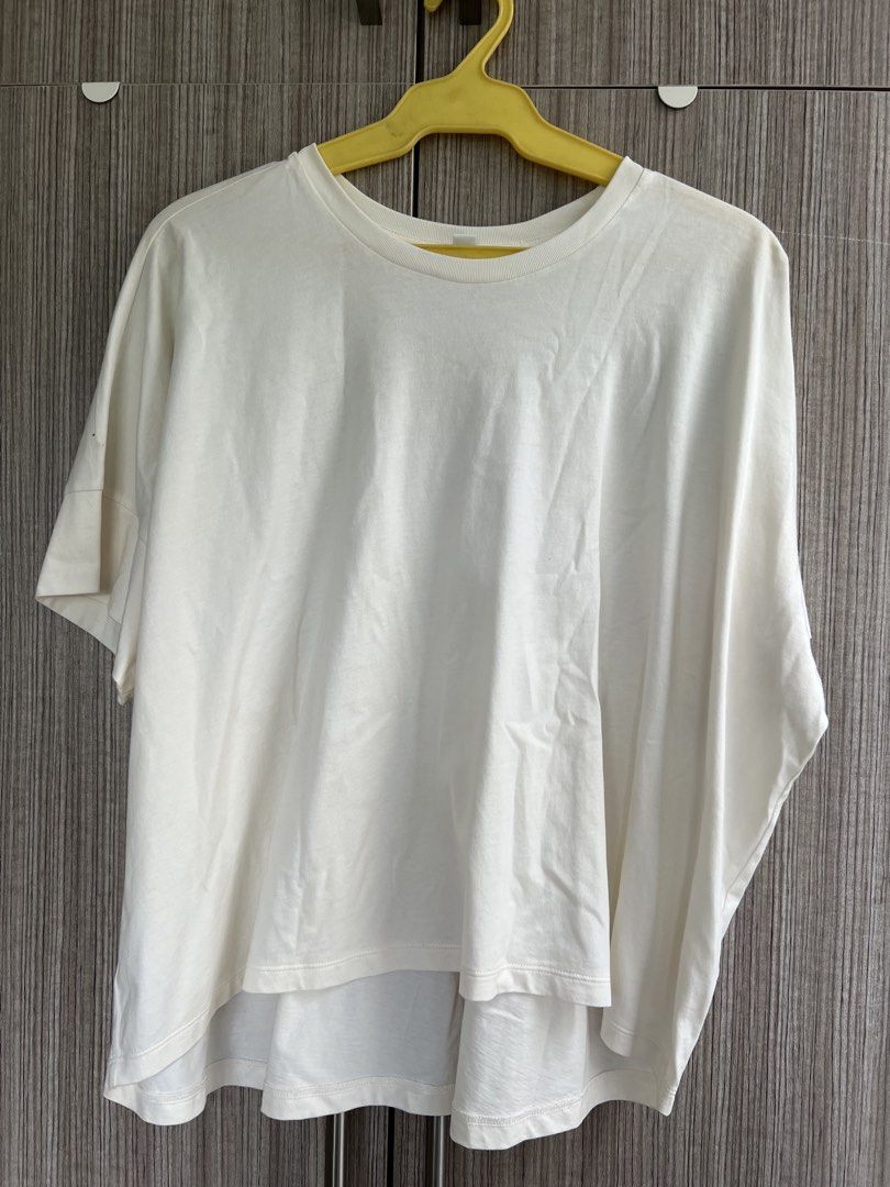 Uniqlo Cream Oversized T-Shirt (Category: Tshirts & Polo Shirts ) located in Quezon City. Submitted by thesharedit (Listing ID 1451139821, Image 1). Description: Oversized Uniqlo tshirt Worn twice only .