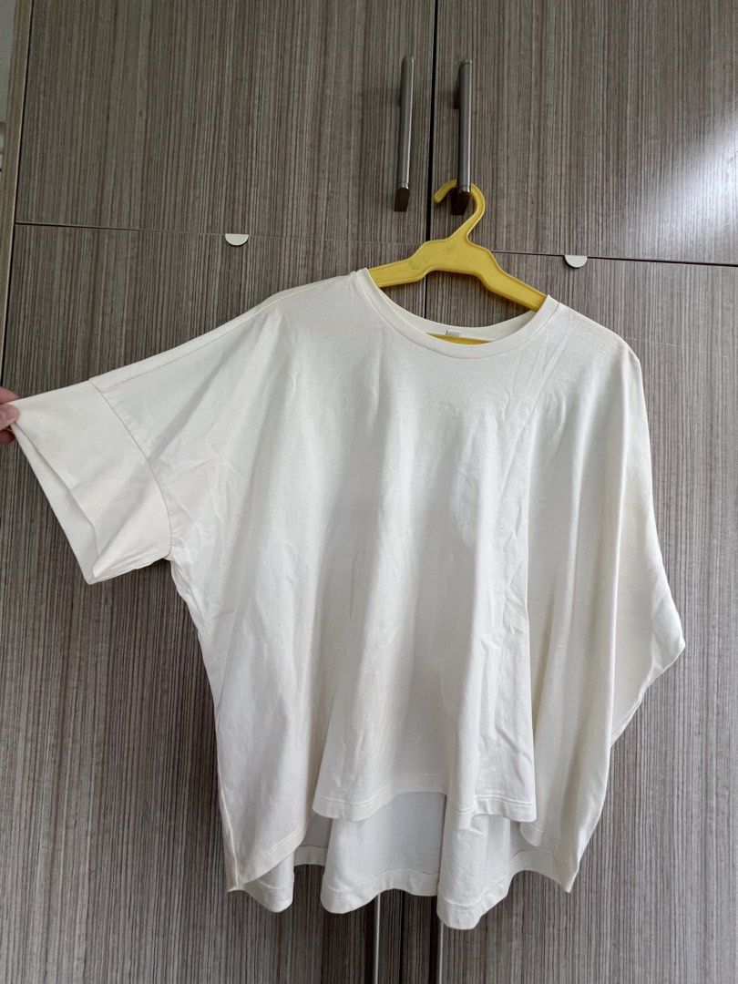 Uniqlo Cream Oversized T-Shirt (Category: Tshirts & Polo Shirts ) located in Quezon City. Submitted by thesharedit (Listing ID 1451139821, Image 2). Description: Oversized Uniqlo tshirt Worn twice only .