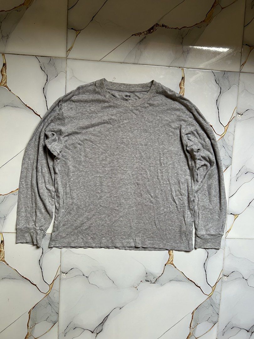 Uniqlo Gray Long Sleeve (Category: Coats, Jackets and Outerwear) located in San Carlos. Submitted by declutterph2420 (Listing ID 1451180432, Image 1). Description: 23x21.