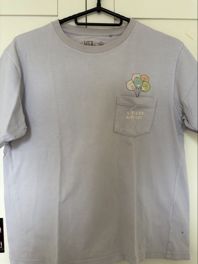 Uniqlo sumiko gurashi oversized top （分類：T-shirt）位於 Hong Kong。 由 user529021076 提交（商品編號 1451214796，圖片 1）。簡介： Hey there! Up for grabs is this super cute Uniqlo oversized top featuring the adorable Sumikko Gurashi characters! ☁️ It's a lovely light purple/grey color and has a handy pocket on the chest with the characters peeking out. The material feels soft and comfy, perfect for everyday wear. This is a size S (fits like EU 36/UK 8/US 4).。