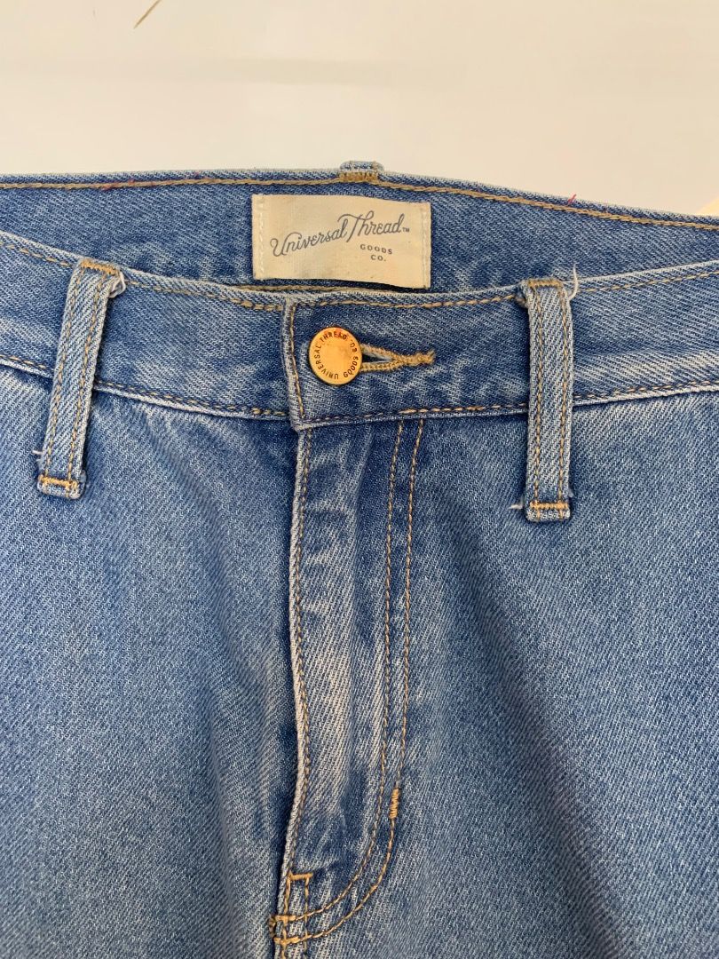 Universal Thread Women's Wide Leg Cargo Jeans (Category: Jeans) located in Malolos. Submitted by jr0nhele08 (Listing ID 1451278353, Image 3). Description: - Light wash denim cargo pants - Wide leg silhouette - Multiple pockets on sides and back - Button and zip fly closure - Perfect for a casual, streetwear look - Comfortable and stylish - Dimensions: waist 28", inseam 30", rise 11.5", leg opening 11.5".
