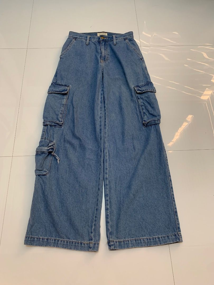 Universal Thread Women's Wide Leg Cargo Jeans (Category: Jeans) located in Malolos. Submitted by jr0nhele08 (Listing ID 1451278353, Image 1). Description: - Light wash denim cargo pants - Wide leg silhouette - Multiple pockets on sides and back - Button and zip fly closure - Perfect for a casual, streetwear look - Comfortable and stylish - Dimensions: waist 28", inseam 30", rise 11.5", leg opening 11.5".