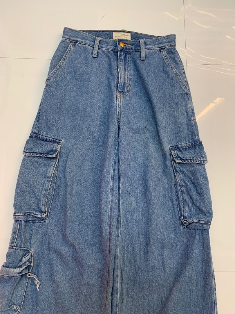 Universal Thread Women's Wide Leg Cargo Jeans (Category: Jeans) located in Malolos. Submitted by jr0nhele08 (Listing ID 1451278353, Image 2). Description: - Light wash denim cargo pants - Wide leg silhouette - Multiple pockets on sides and back - Button and zip fly closure - Perfect for a casual, streetwear look - Comfortable and stylish - Dimensions: waist 28", inseam 30", rise 11.5", leg opening 11.5".