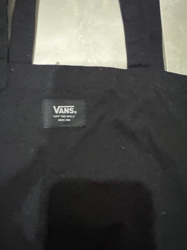 VANS (Category: Tote Bags) located in Kuching. Submitted by duatxstore (Listing ID 1451173159, Image 3). Description: VANS TOTE BAG COND 9/10.