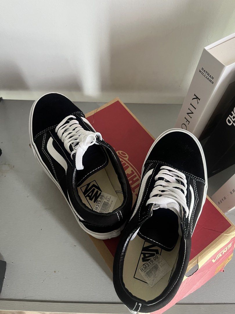 Vans Old Skool (Category: Sneakers) located in Petaling Jaya. Submitted by syhumayra (Listing ID 1451166675, Image 3). Description: * Saiz: UK 5.5 / Women US 8 / EU 38.5 * Warna: Black/White * Datang dengan kotak sekali * Pickup or meet * Baru pakai sekali .