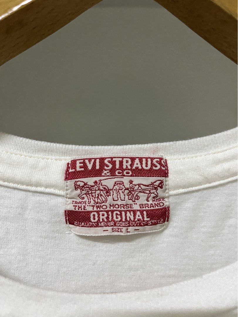 Vintage 00s Levis T (Category: Shirts) located in Putrajaya. Submitted by bundle.dn (Listing ID 1451271176, Image 3). Description: Carousel @ bundledn NEGOTIABLE ✅ Pit : 20.5” Length : 27” Condition : Good Used Fast payment Booking deposit only ♻️ 🤍 🌎.