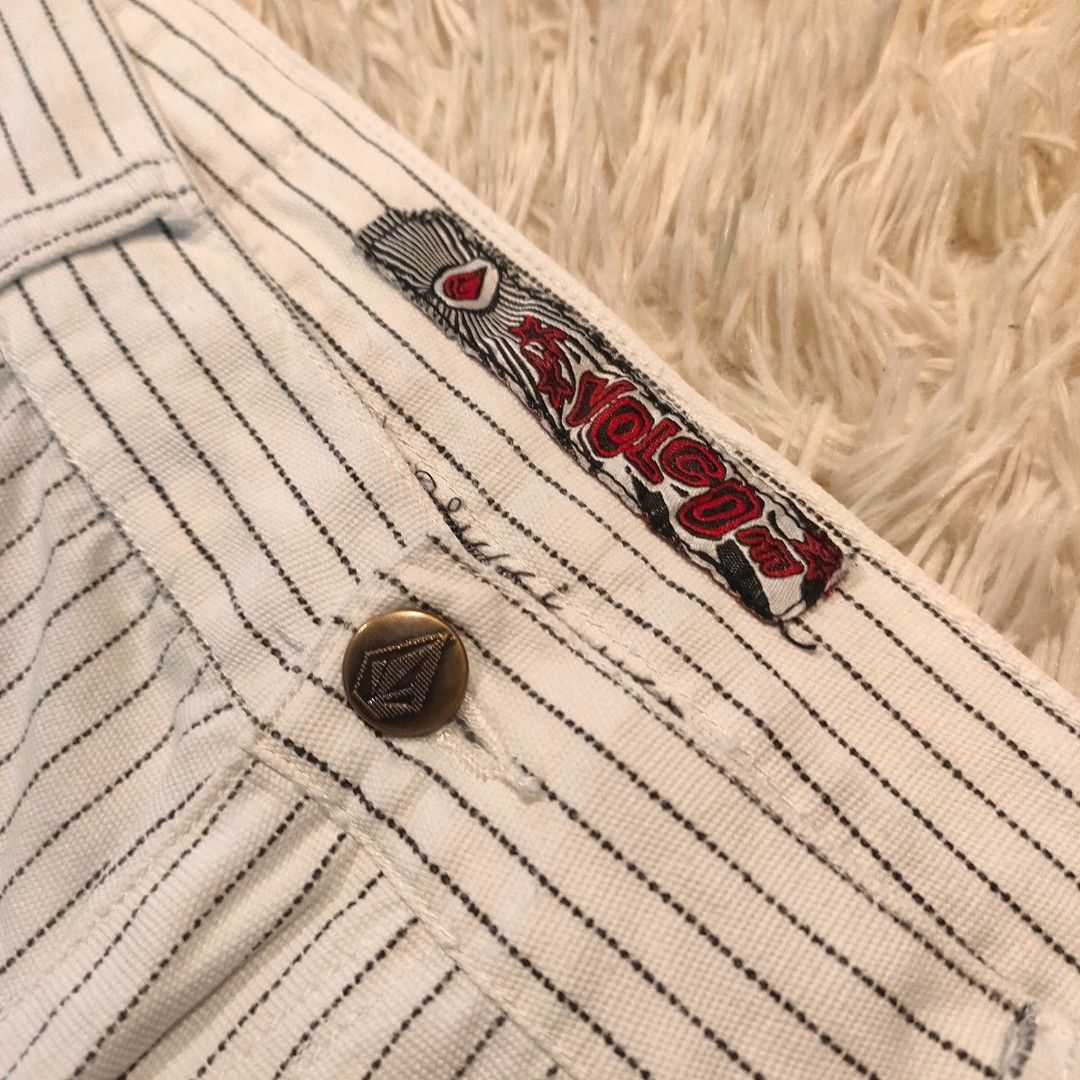 Volcom (Category: Jeans) located in Labis. Submitted by .koza. (Listing ID 1451241676, Image 3). Description: Volcom Pinggang : 37" Labuh : 42" Bukaan kaki : 8.5" Condition 9 / 10.