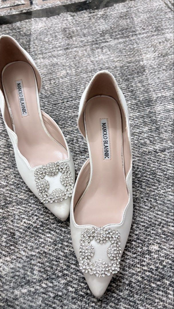 wedding shoes (Category: Heels) located in Kuantan. Submitted by mimyhayra (Listing ID 1451244680, Image 1). Description: size 38 .