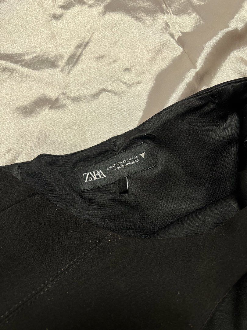 Zara Black Halter Neck Top (Category: Sleeveless) located in Quezon City. Submitted by declutterwithrei (Listing ID 1451288840, Image 2). Description: Zara black halter neck corset top, size XS. Versatile for summer, parties, or casual wear. Best fits 32-34A bust and 23-27 waist. ❗️Also available in white, same size.