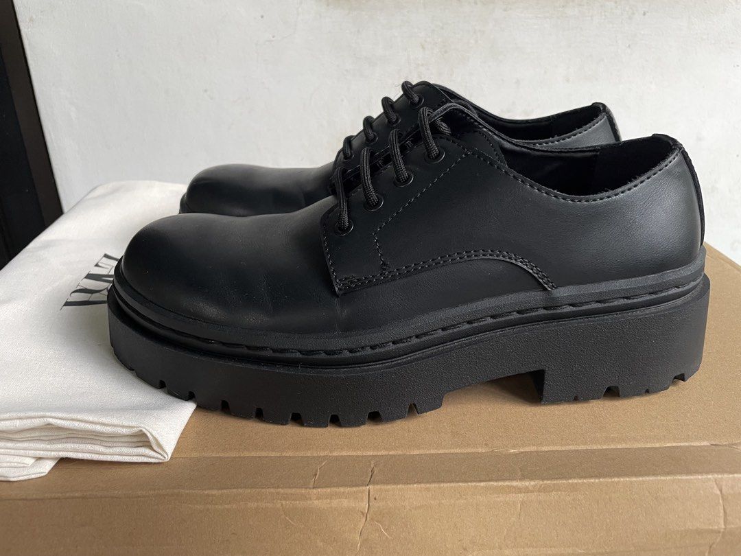 Zara Chelsea Leather Lowcut Boots (Category: Boots) located in Rodriguez. Submitted by matchacash (Listing ID 1451261175, Image 2). Description: For Sale only Zara Chelsea Leather Lowcut Boots Size: 43 Mens Used twice with tags, box and shoebag Price: 1,300 (Bought at 3495) Location: Rodriguez Rizal.