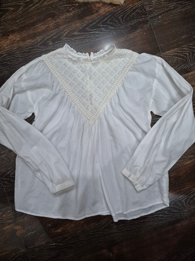 Zara Embroidered White Blouse (Category: Babies & Kids Fashion) located in Santa Cruz. Submitted by deenem (Listing ID 1451249148, Image 2). Description: Bust: 16.5 (33) Lenght: 20.