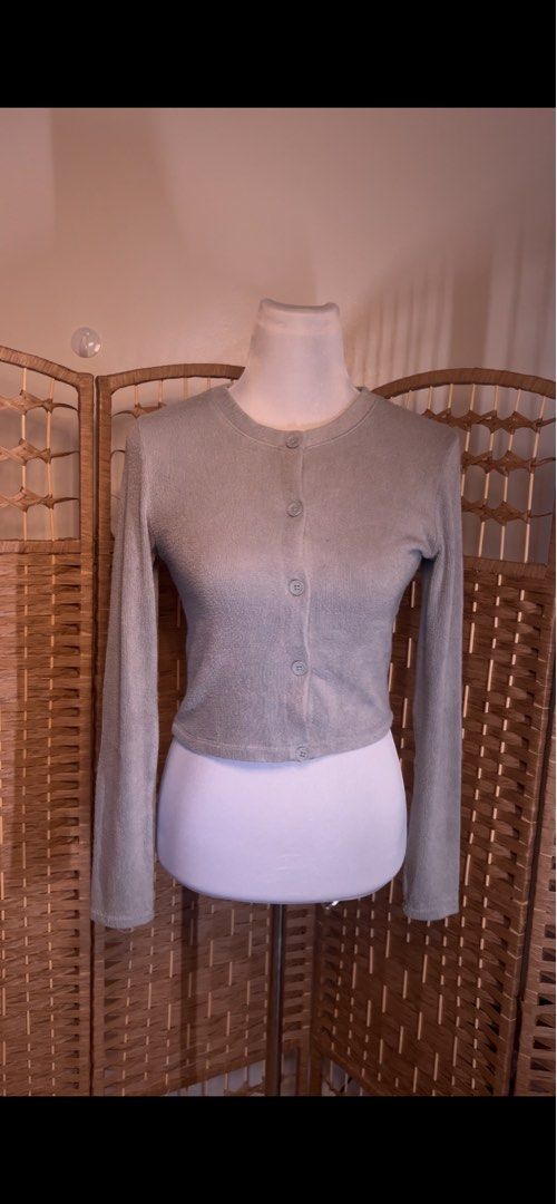 Zara Gray Slim Fitted Cropped Cardigan (Category: Longsleeves) located in Cebu City. Submitted by jules.expo (Listing ID 1451315725, Image 1). Description: RFS: Decluttering Fits XS-S Loc: Cebu MOD: LBC MOP: GCASH/Bank Transfer.
