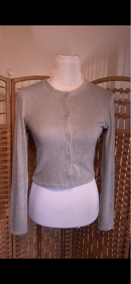 Zara Gray Slim Fitted Cropped Cardigan (Category: Longsleeves) located in Cebu City. Submitted by jules.expo (Listing ID 1451315725, Image 2). Description: RFS: Decluttering Fits XS-S Loc: Cebu MOD: LBC MOP: GCASH/Bank Transfer.