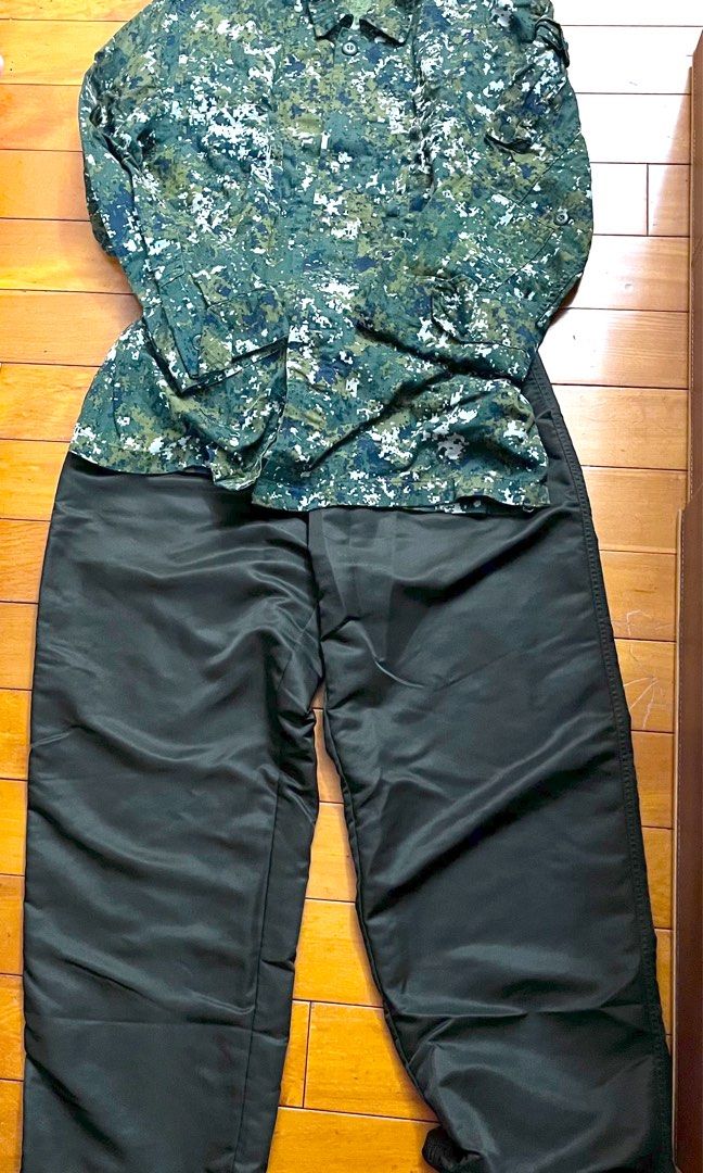 由 blacksnow3838 (刊登 ID 1451376417，圖片 3) 提交，位於 新北市 (New Taipei) 的 國軍全套迷彩服，迷彩長袖襯衫*2，迷彩長褲*1，運動長褲*1，全部一起賣 (類別：休閒運動服飾)，說明：尺寸如照片，長袖迷彩襯衫*2，迷彩長褲*1，冬運動長褲，以上四件一起不拆賣，售出不退，選寄送方式交貨視同已驗收。