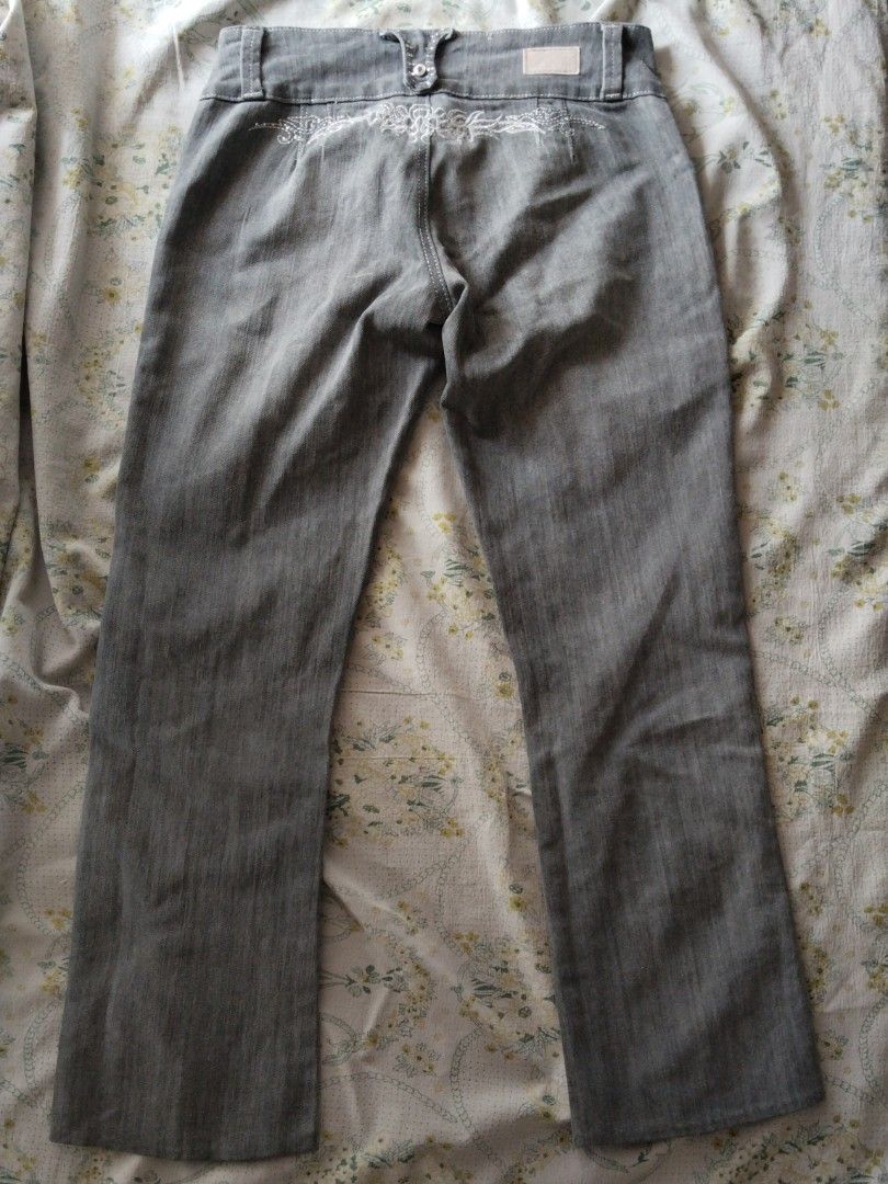 grey embellished bootcut jeans (Category: Jeans) located in General Trias. Submitted by chcopdding (Listing ID 1451376786, Image 2). Description: brand: aeropostale size: 7/8 (i think it’s a kid size? can fit to xs-s) waist width: 36 cm inseam length: 66 cm decluttering!! this is second hand from my personal wardrobe expect some minor flaws! buy at ur own risk:)) mop: gcash/maribank mod: jnt/lalamove loc: gentri, cavite dm for more details:)).