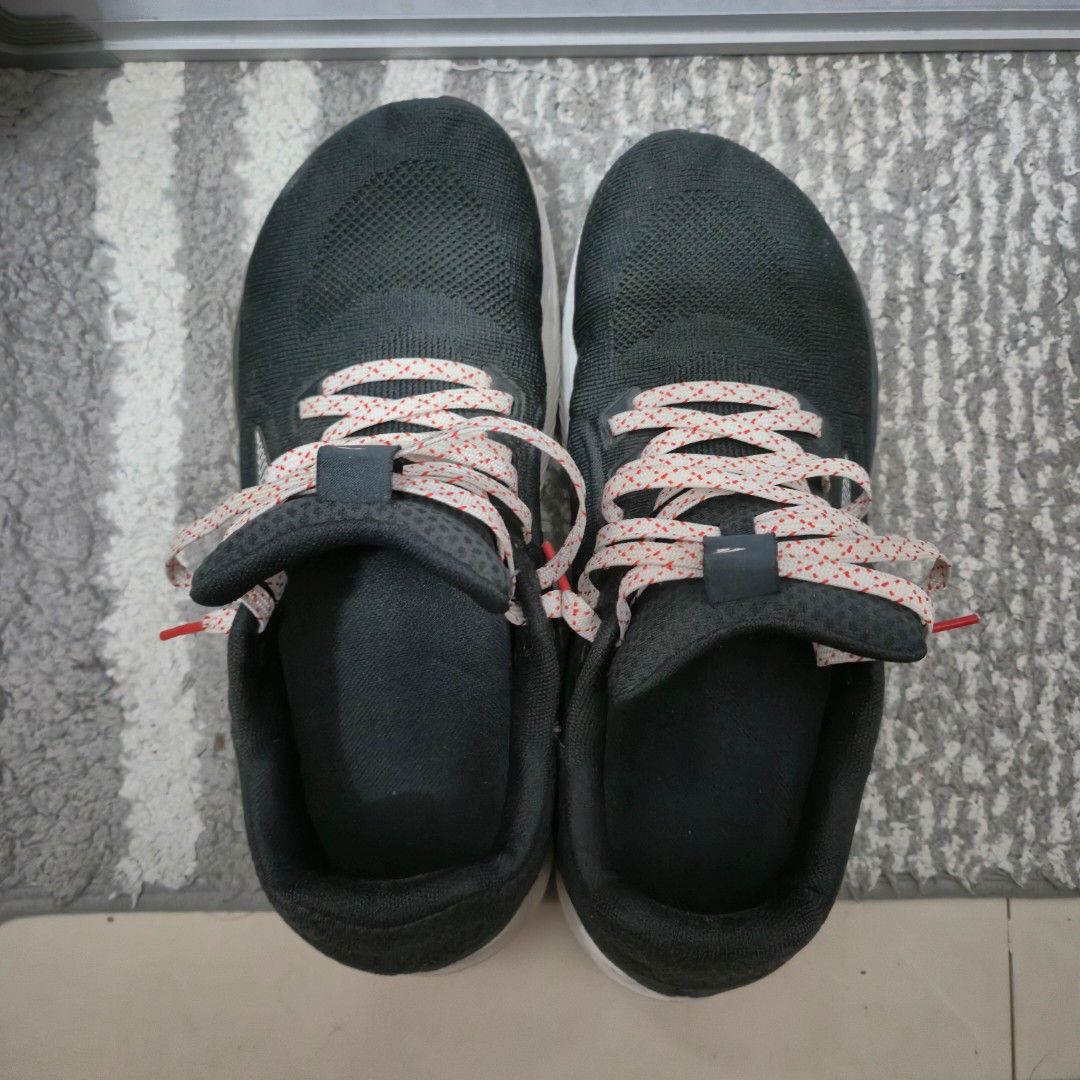 Altra Escalante 3 Black (Category: Casual Shoes) located in Cavite. Submitted by junrayy (Listing ID 1451444512, Image 2). Description: Size 9US Excellent condition No issue Replaced insole Nego pa basta sure buyer madali ako kausap wag lang buraot. Ship lalamove/lbc at buyer's expense.