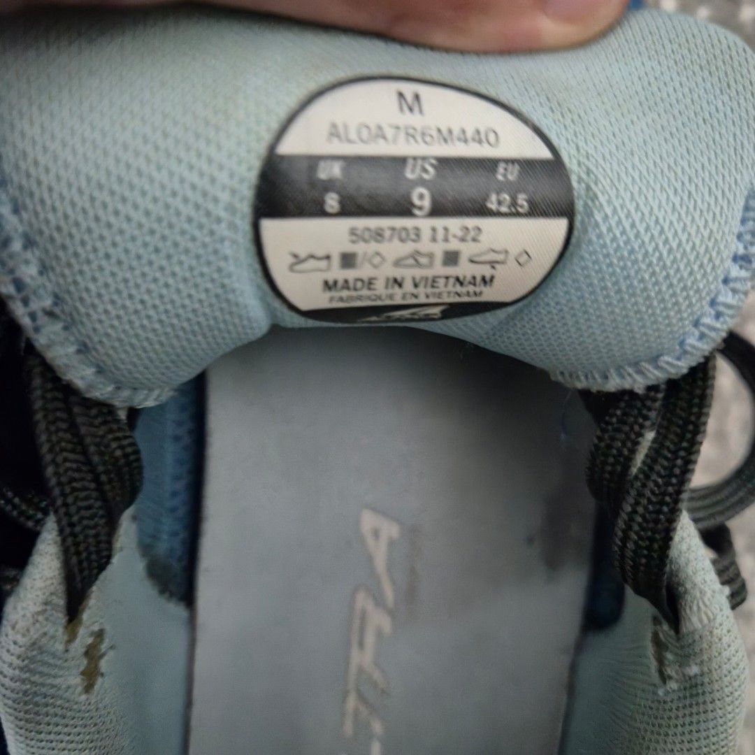 Altra Escalante 3 Blue (Category: Casual Shoes) located in Cavite. Submitted by junrayy (Listing ID 1451444880, Image 3). Description: Size 9US w/ box Excellent condition No issue Nego pa basta sure buyer madali ako kausap wag lang buraot. Ship lalamove/lbc at buyer's expense.