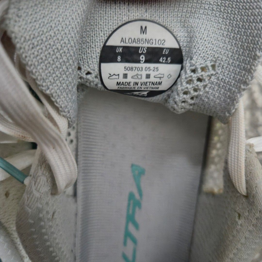 Altra Escalante Racer 2 White Lime (Category: Casual Shoes) located in Cavite. Submitted by junrayy (Listing ID 1451444215, Image 3). Description: Size 9US 42.5EU w/ box More or less 20km mileage 3x lng nagamit bagong bago pa Nego pa basta sure buyer madali ako kausap wag lang buraot. Meet up sm molino/dasma Ship lalamove/lbc at buyer's expense.
