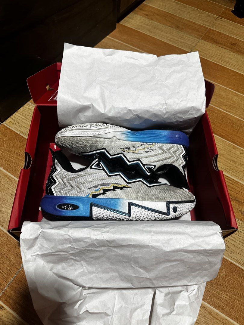 Anta Kai 2 ‘Dallas’ (Category: Sneakers) located in Manila. Submitted by lamelosoles_ (Listing ID 1451497772, Image 3). Description: Anta Kai 2 ‘Dallas’ For Sale • For Trade With OG Box 9/10 Condition (Used 8x) Size 11 Honest Issues: Signs of Usage and Toe Box Small Crack Pics Posted ₱2999❗️(₱7995 srp and way below market) Near QC Congressional/Visayas Ave/FisherMall Location (Meetups) Lalamove and GCash (Shipping) @lamelosoles_ is not affiliated
