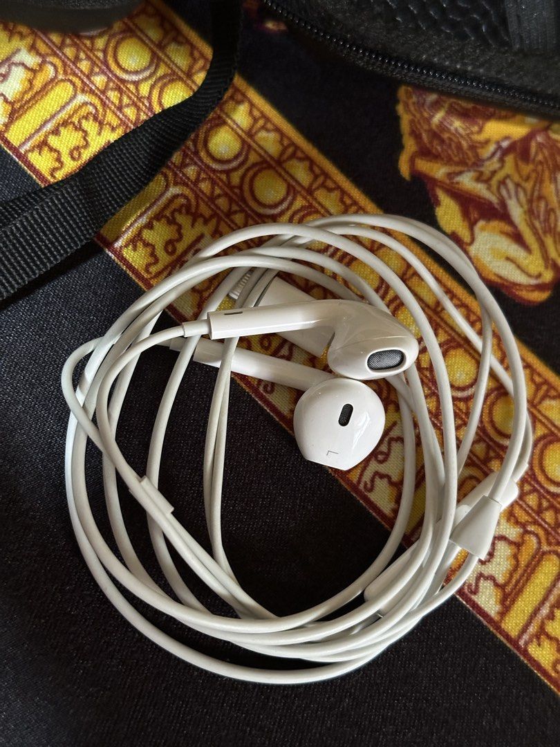 Apple EarPods (Category: Earphones) located in Antipolo. Submitted by manjid (Listing ID 1451330413, Image 2). Description: - White Apple EarPods with Lightning connector - Includes a black carrying case - Perfect for listening to music and taking calls - Tangle-free design for convenience - Comfortable and secure fit - Selling because of an upgrade.
