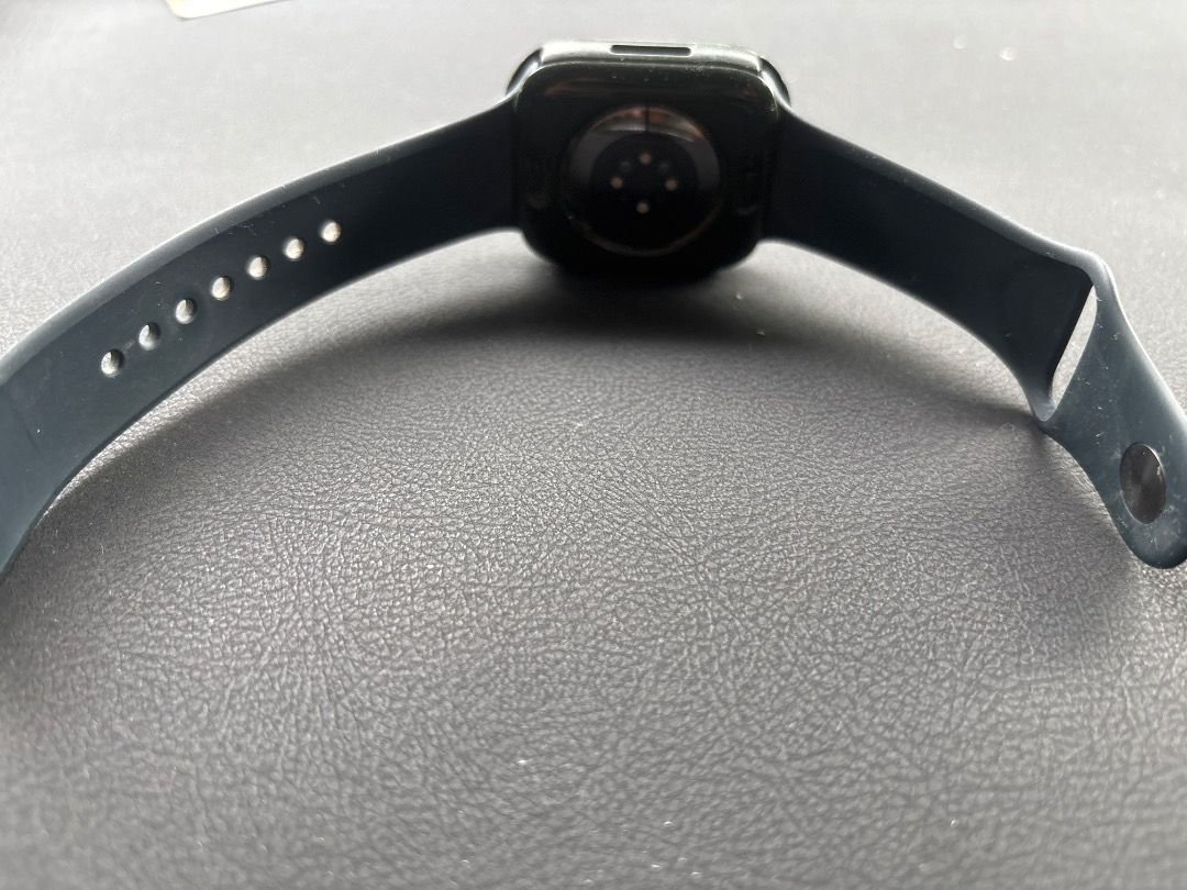 由 chien7163 (刊登 ID 1451325979，圖片 3) 提交，位於 台北市 (Taipei) 的 Apple Watch s10 (類別：智慧穿戴裝置及智慧手錶)，說明：手錶屬二手商品，使用正常，附原廠充電線，錶面買來時有有裝保護殼至今未拆過，橡膠錶帶有正常使用的刮痕。 PS 贈送保護殼1, 商品看到就是全部，無盒。