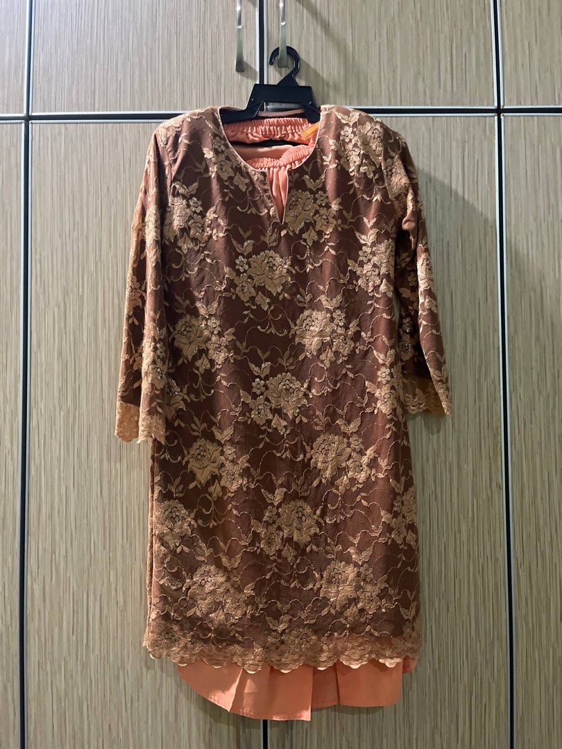 Baju kurung (Category: Baju Kurung & sets) located in Ketereh. Submitted by aamkhtr (Listing ID 1451437411, Image 1). Description: no brand saiz S kain baju lace kain susun belakang pm for more details .