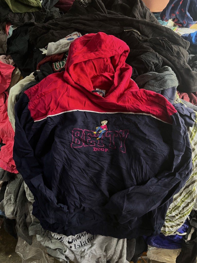 BETTY BOOP HOODIE (Category: Coats, Jackets and Outerwear) located in Carcar. Submitted by thrift_kidd (Listing ID 1451370368, Image 1). Description: Excellent Condition No issue XL On tag fit large.