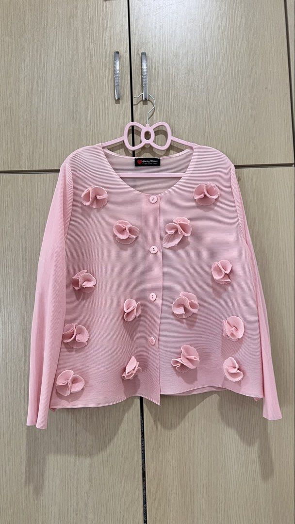 Blouse pleated bunga softpink (Category: Blouses) located in Kuantan. Submitted by sunflowerloved (Listing ID 1451474337, Image 2). Description: Used once only. blouse pleated freesize..