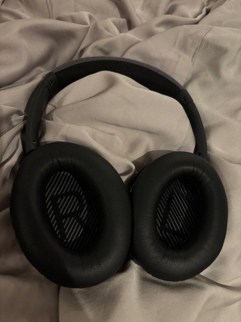 Bose QuietComfort Headphones (Category: Headphones & Headsets) located in Quezon City. Submitted by MilotheMaltese (Listing ID 1451514750, Image 3). Description: Flaw: leather on top band has been peeled, please check last pic .