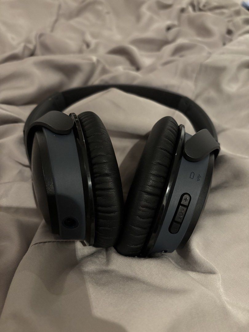 Bose QuietComfort Headphones (Category: Headphones & Headsets) located in Quezon City. Submitted by MilotheMaltese (Listing ID 1451514750, Image 2). Description: Flaw: leather on top band has been peeled, please check last pic .